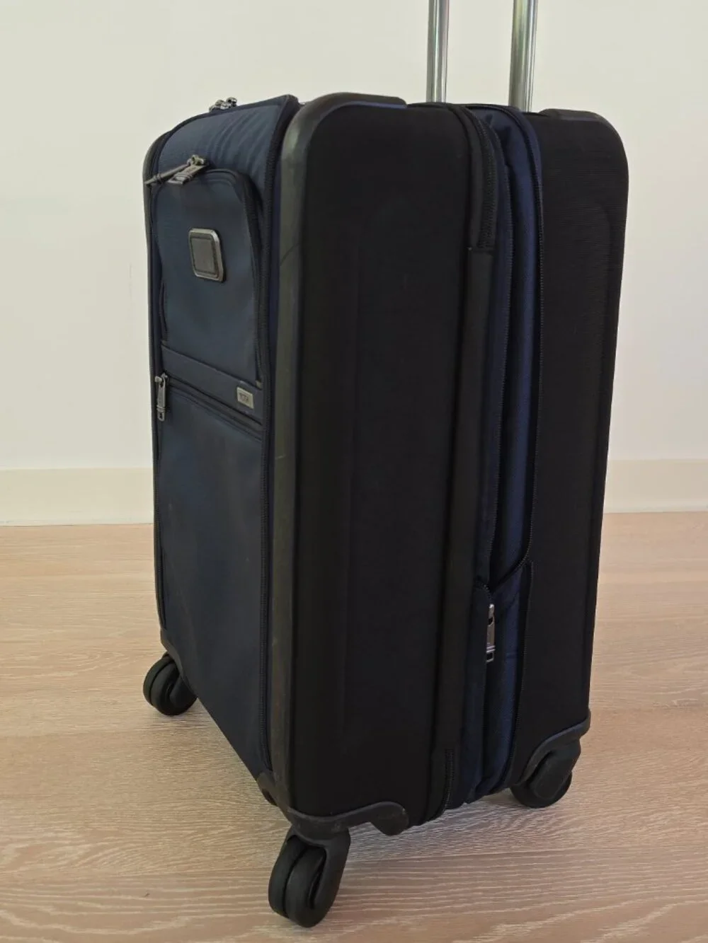 TUMI Alpha 3 International Dual Access 4-Wheeled Carry-On Spinner Luggage in Nav